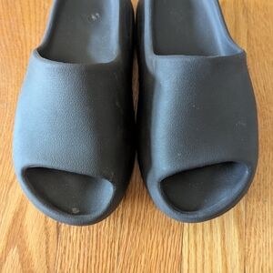 Yeezy Gray Textured Slides